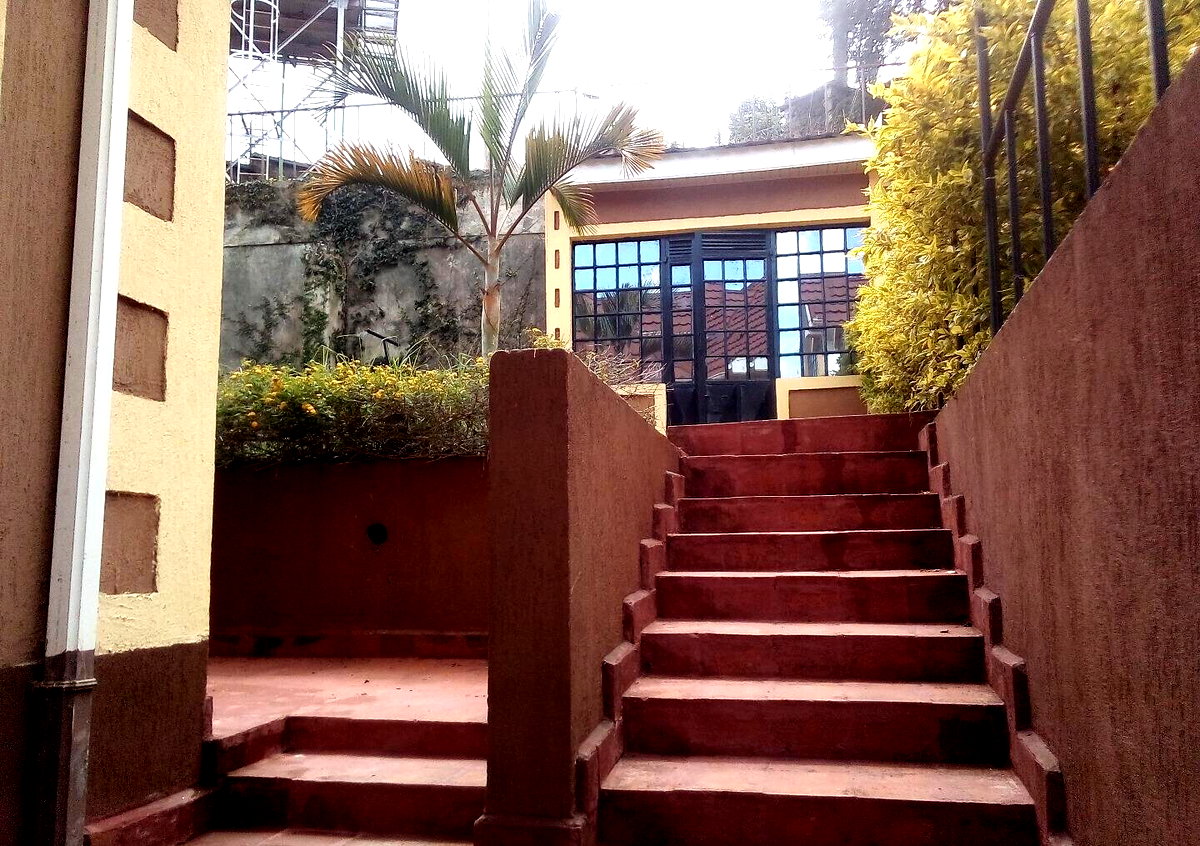 4BR Villa with DSQ & Jacuzzi in Gated Community – Redhill