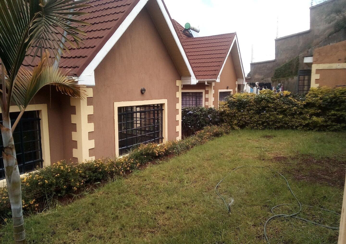 4BR Villa with DSQ & Jacuzzi in Gated Community – Redhill