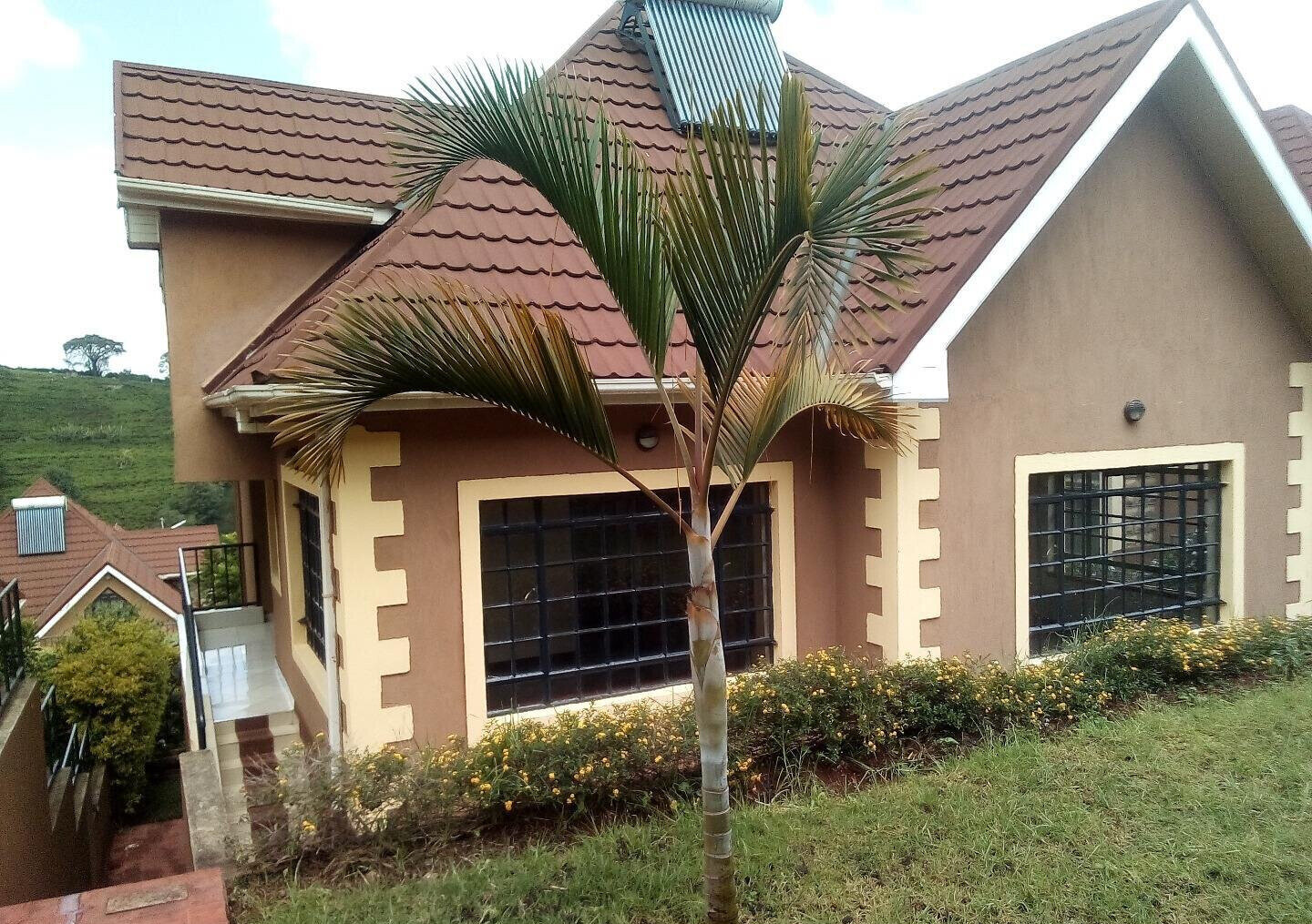 4BR Villa with DSQ & Jacuzzi in Gated Community – Redhill
