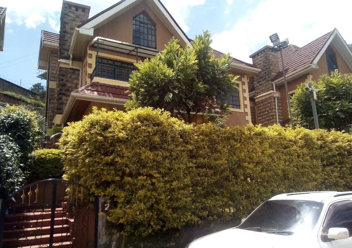 4BR Villa with DSQ & Jacuzzi in Gated Community – Redhill