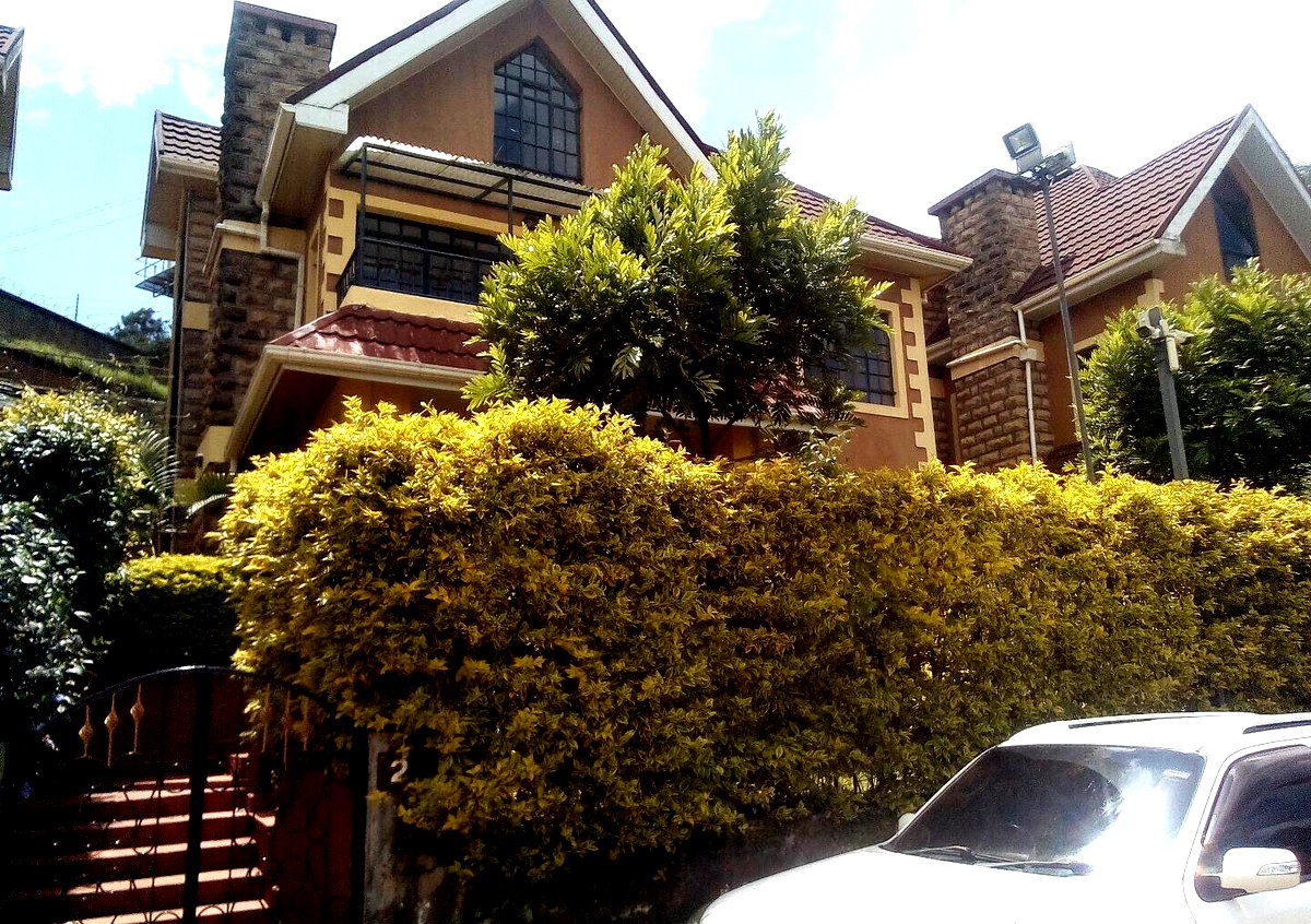 4BR Villa with DSQ & Jacuzzi in Gated Community – Redhill