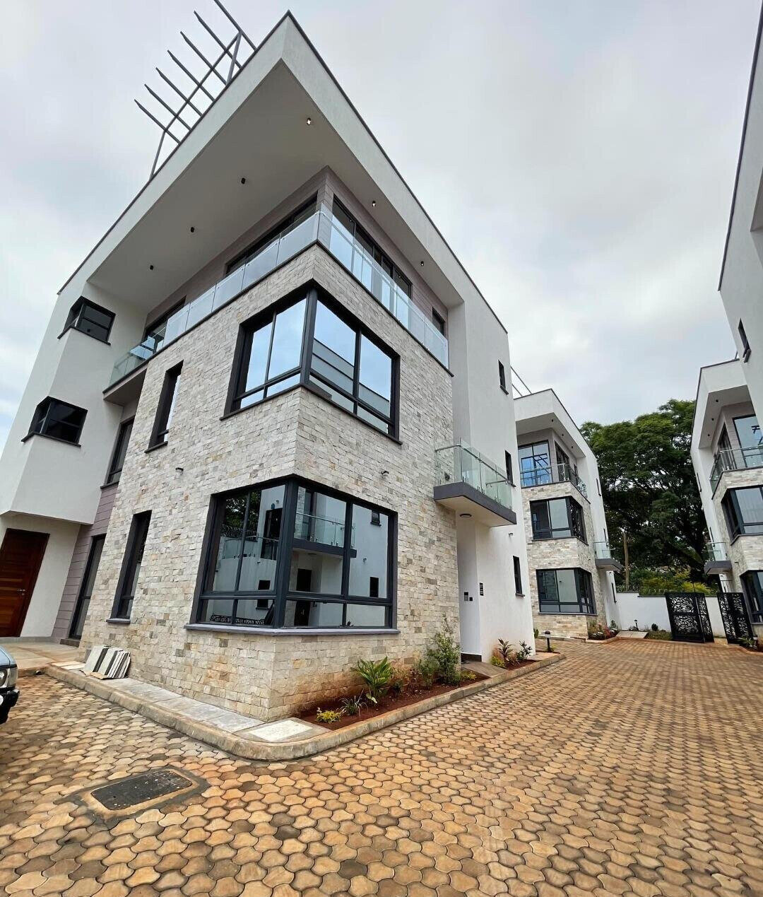 10-Unit Gated Townhouse with Study & DSQ - Lavington