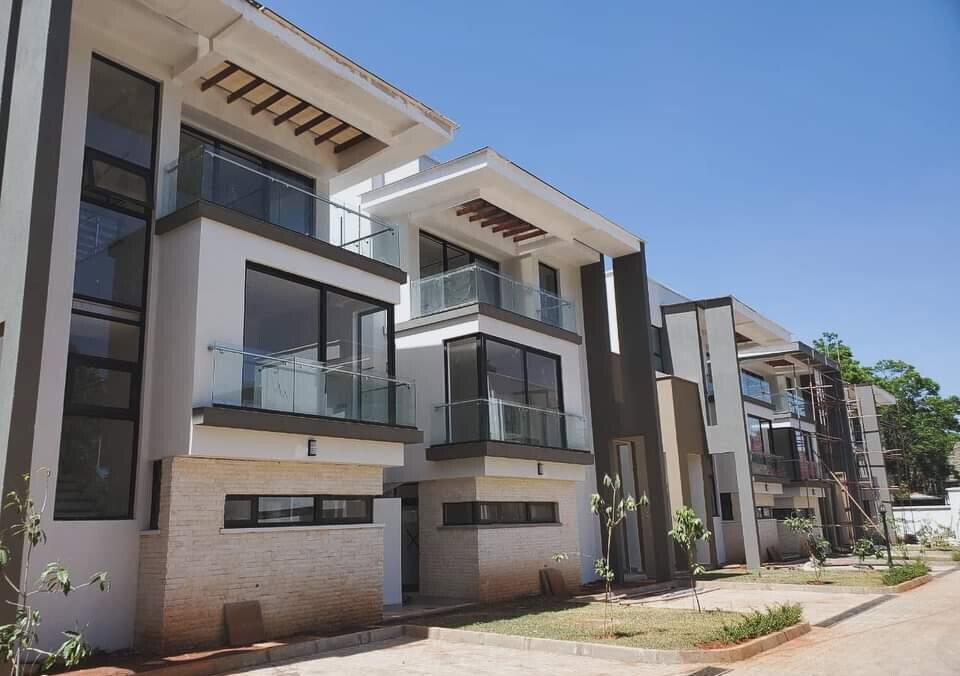 4BR Townhouse with Private Garden & Solar Heating - Lavington