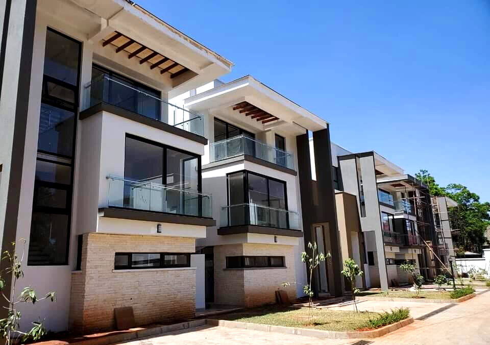 4BR Townhouse with Private Garden & Solar Heating - Lavington