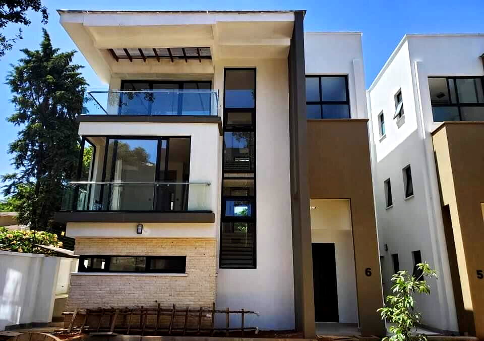 4BR Townhouse with Private Garden & Solar Heating - Lavington