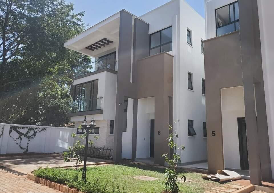 4BR Townhouse with Private Garden & Solar Heating - Lavington