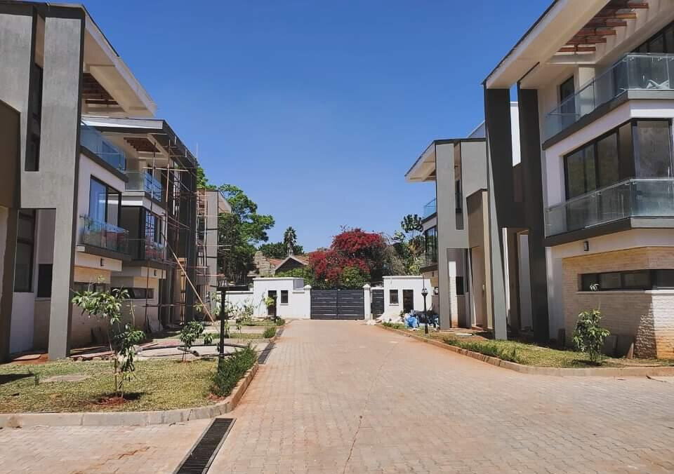 4BR Townhouse with Private Garden & Solar Heating - Lavington