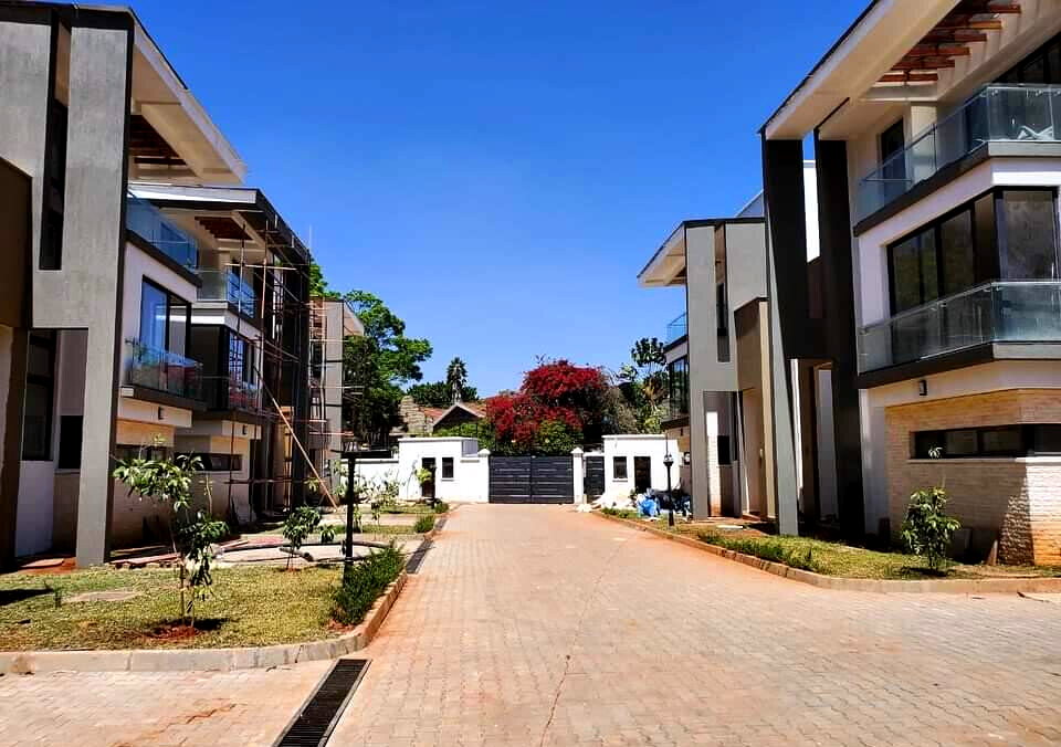 4BR Townhouse with Private Garden & Solar Heating - Lavington