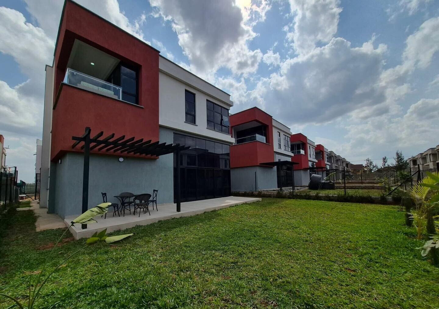 4BR All-Ensuite Townhouse with DSQ on 50x100 - Membley