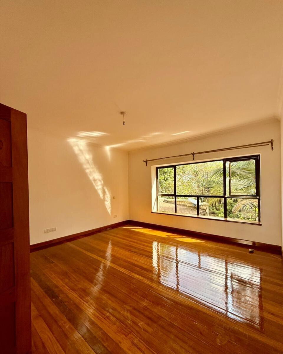 5BR All-Ensuite Townhouse with DSQ & High Rental Yield - Lavington