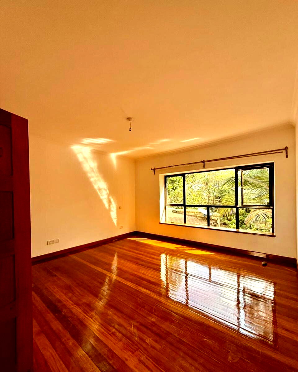 5BR All-Ensuite Townhouse with DSQ & High Rental Yield - Lavington
