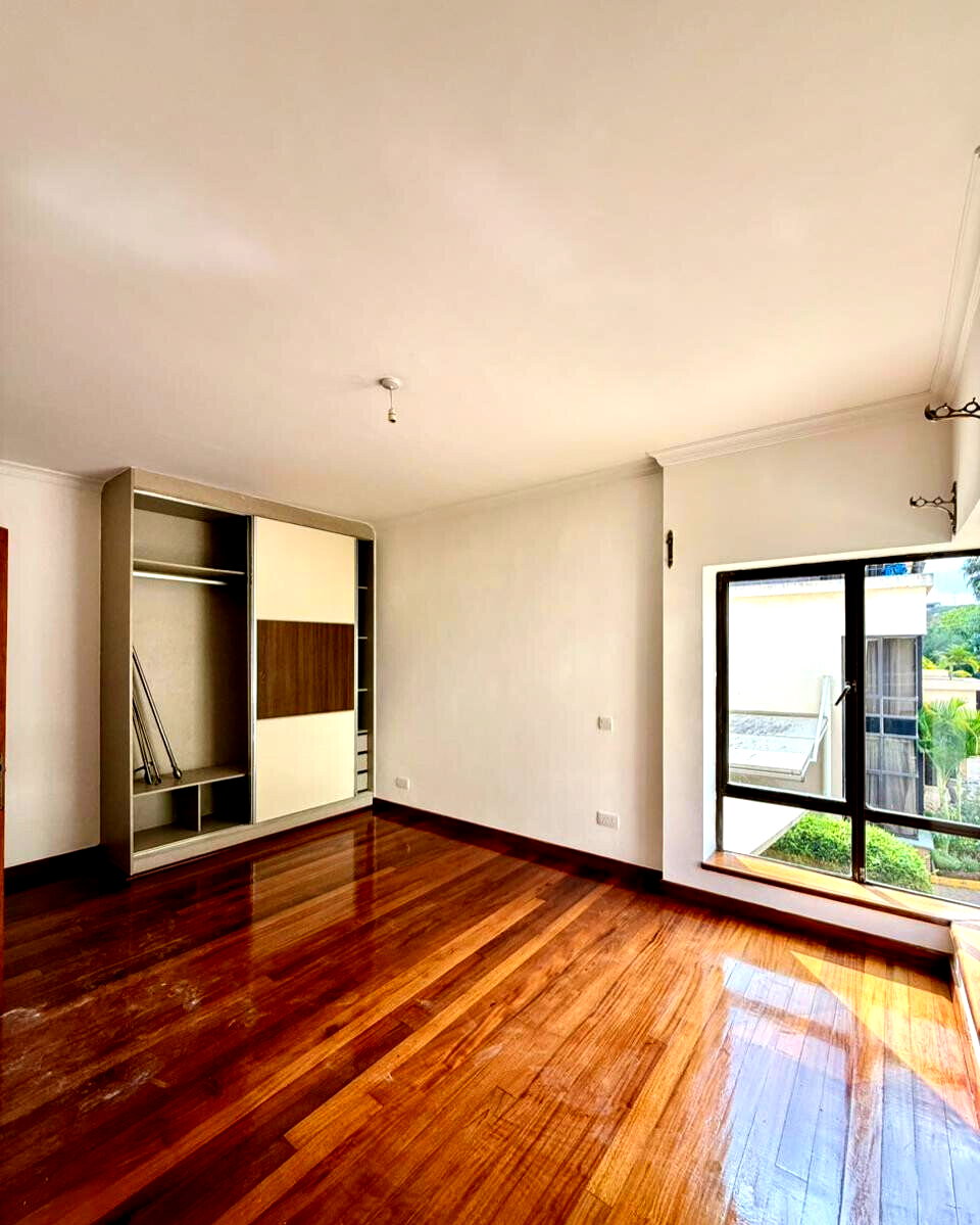 5BR All-Ensuite Townhouse with DSQ & High Rental Yield - Lavington