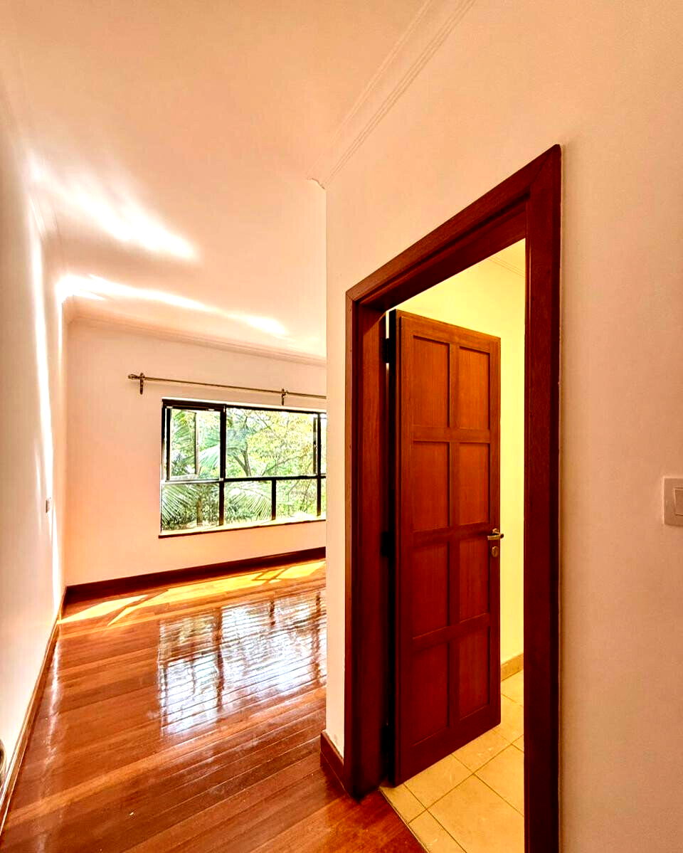 5BR All-Ensuite Townhouse with DSQ & High Rental Yield - Lavington