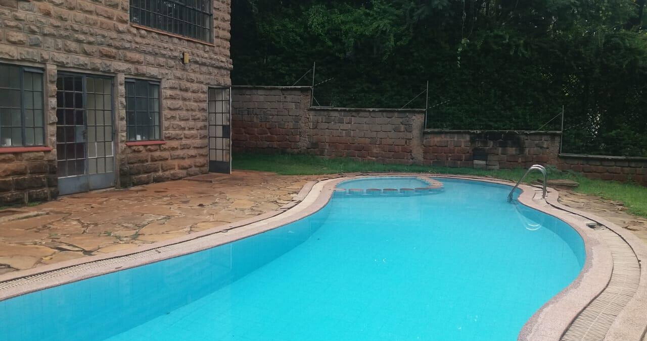 5BR All-Ensuite Townhouse with Gazebo & Lush Garden – Rosslyn