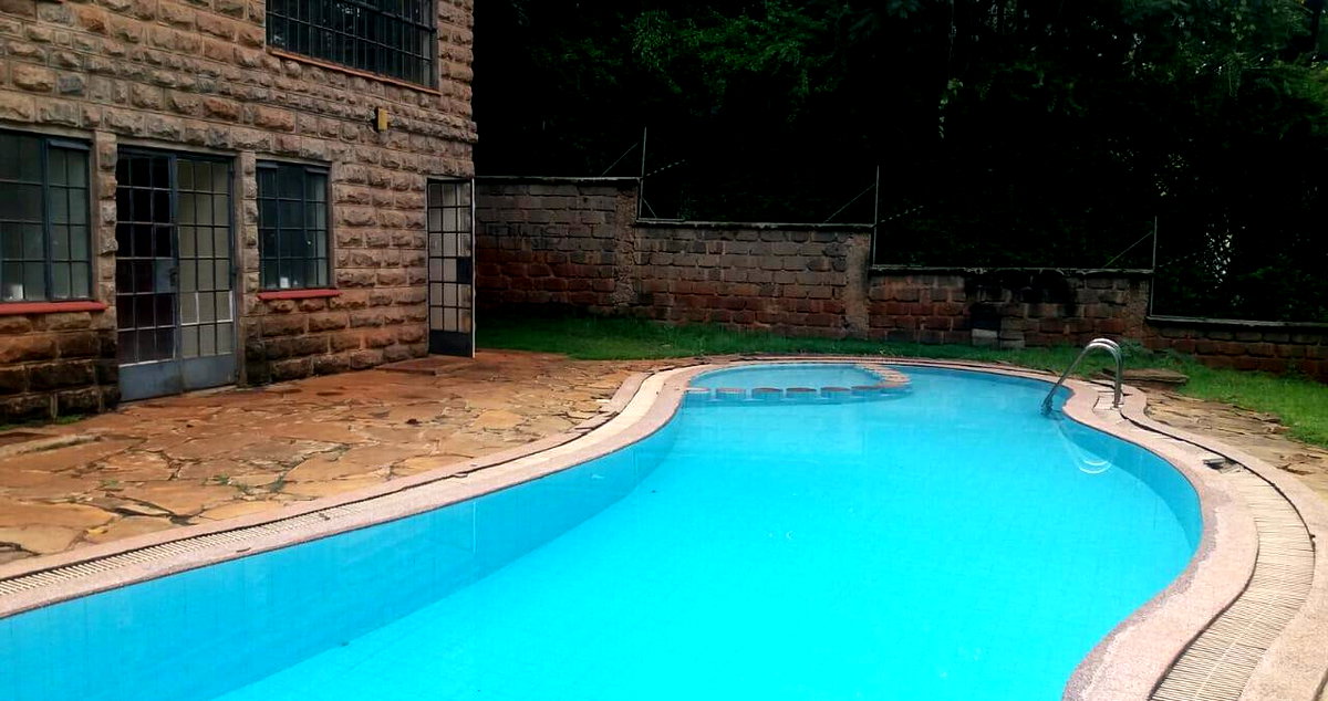 5BR All-Ensuite Townhouse with Gazebo & Lush Garden – Rosslyn