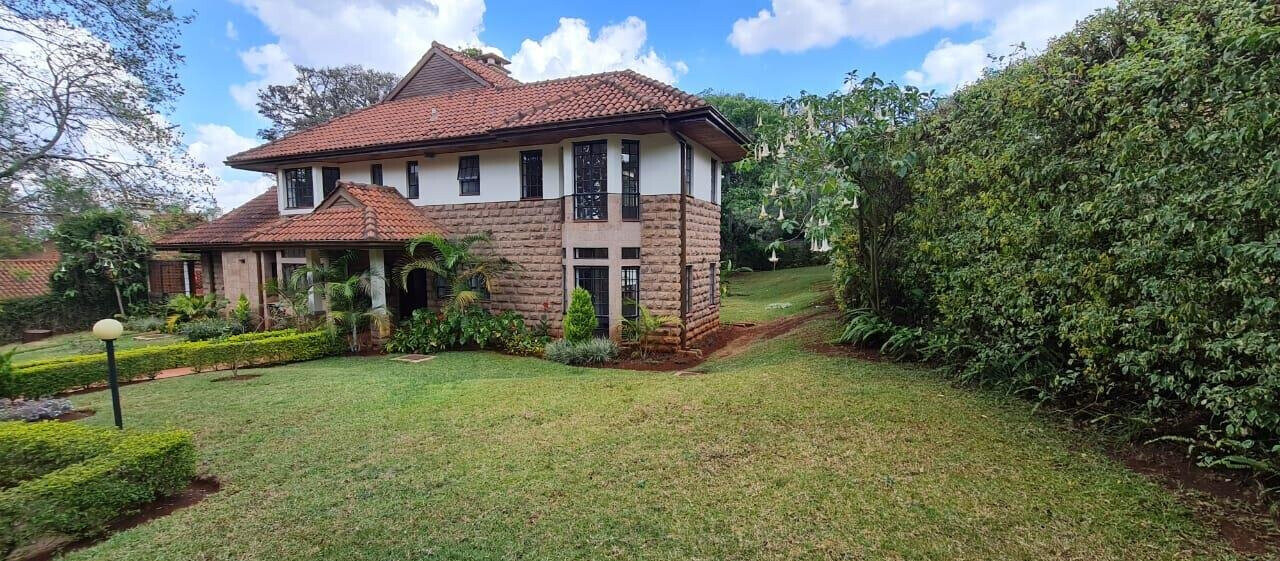 5BR All-Ensuite Townhouse with Gazebo & Lush Garden – Rosslyn