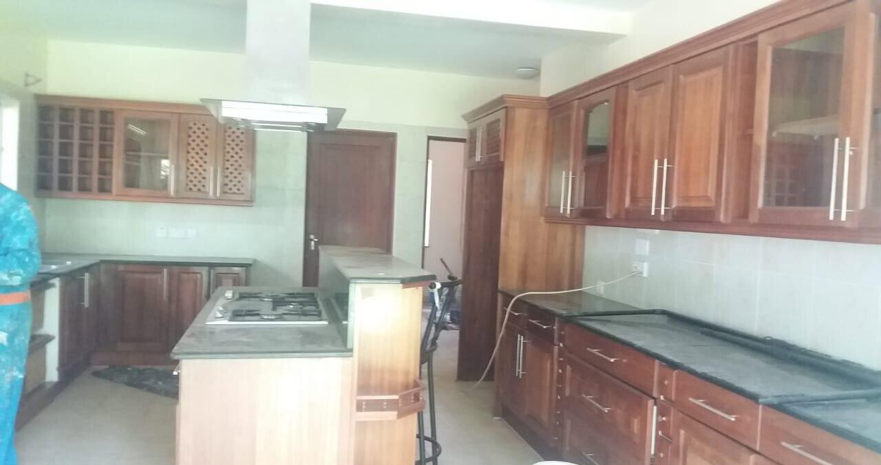 5BR All-Ensuite Townhouse with Gazebo & Lush Garden – Rosslyn