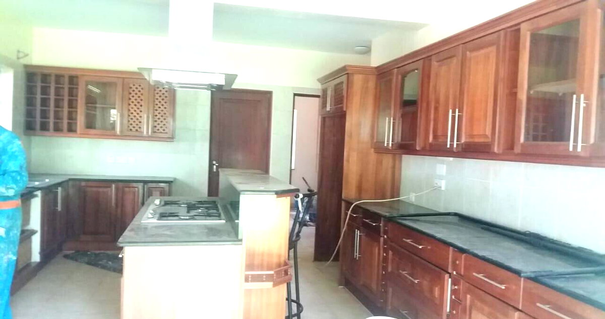 5BR All-Ensuite Townhouse with Gazebo & Lush Garden – Rosslyn