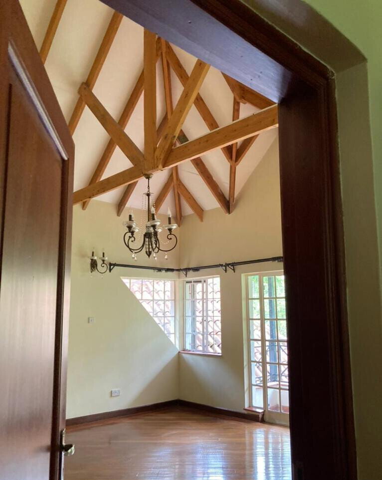 5BR All-Ensuite Townhouse with Gazebo & Lush Garden – Rosslyn