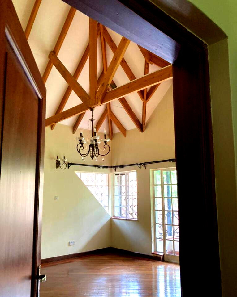 5BR All-Ensuite Townhouse with Gazebo & Lush Garden – Rosslyn