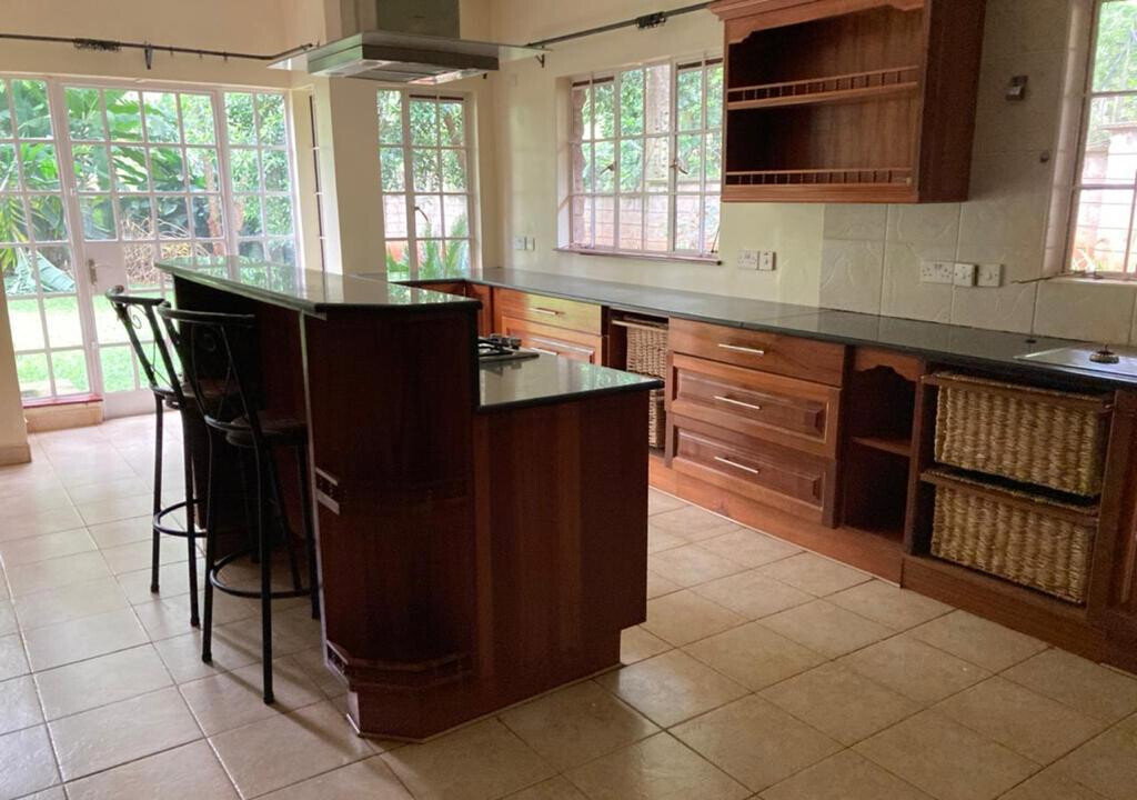 5BR All-Ensuite Townhouse with Gazebo & Lush Garden – Rosslyn