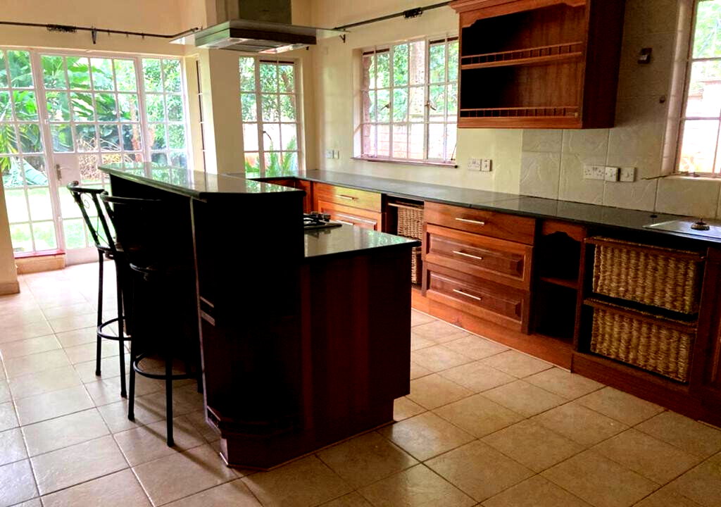 5BR All-Ensuite Townhouse with Gazebo & Lush Garden – Rosslyn