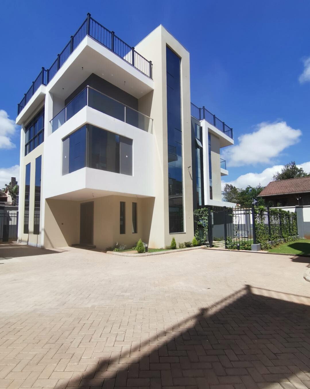 Brand New 6-Bed Townhouse with DSQ & Private Garden - Lavington