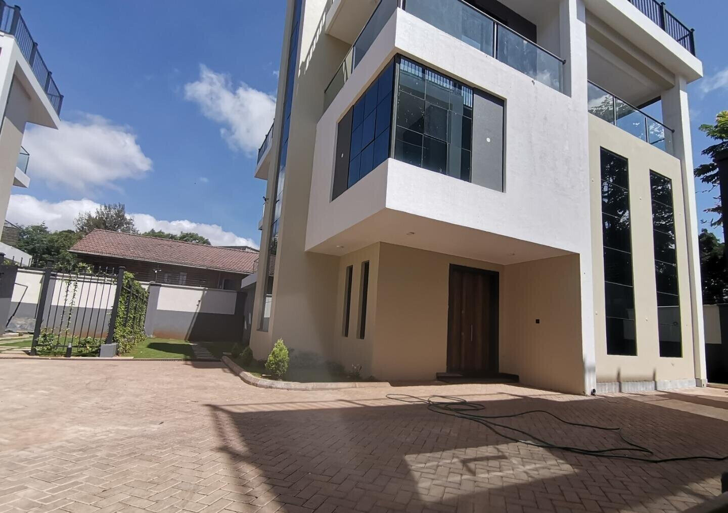 Brand New 6-Bed Townhouse with DSQ & Private Garden - Lavington