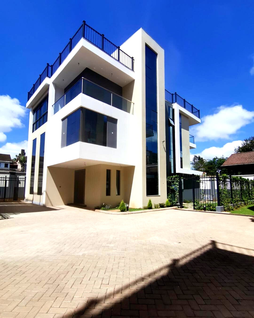 Brand New 6-Bed Townhouse with DSQ & Private Garden - Lavington