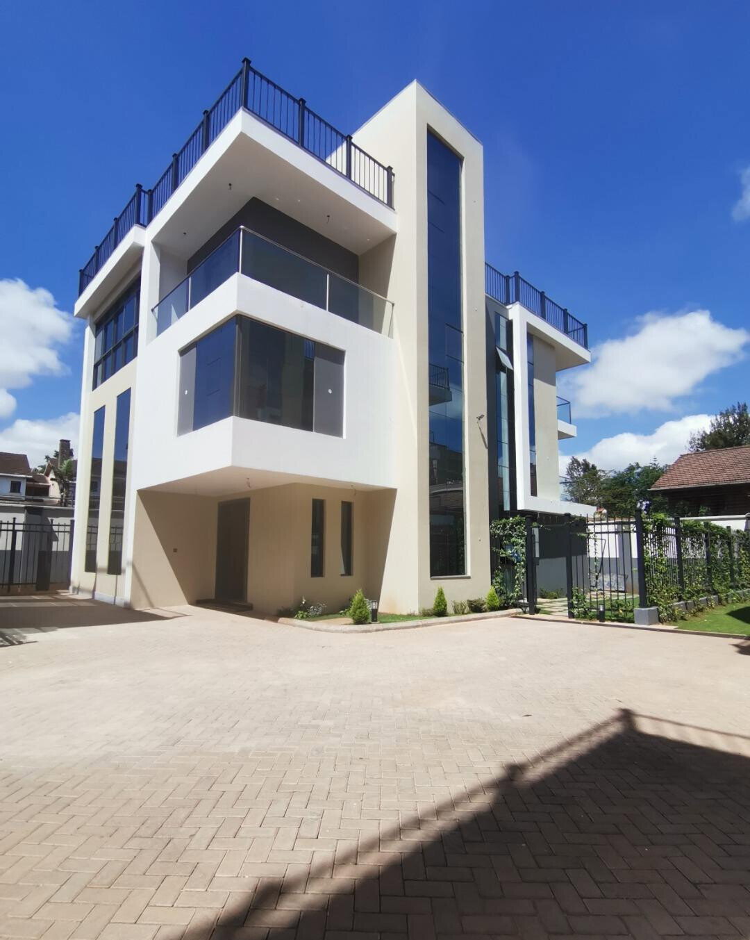 Brand New 6-Bed Townhouse with DSQ & Private Garden - Lavington