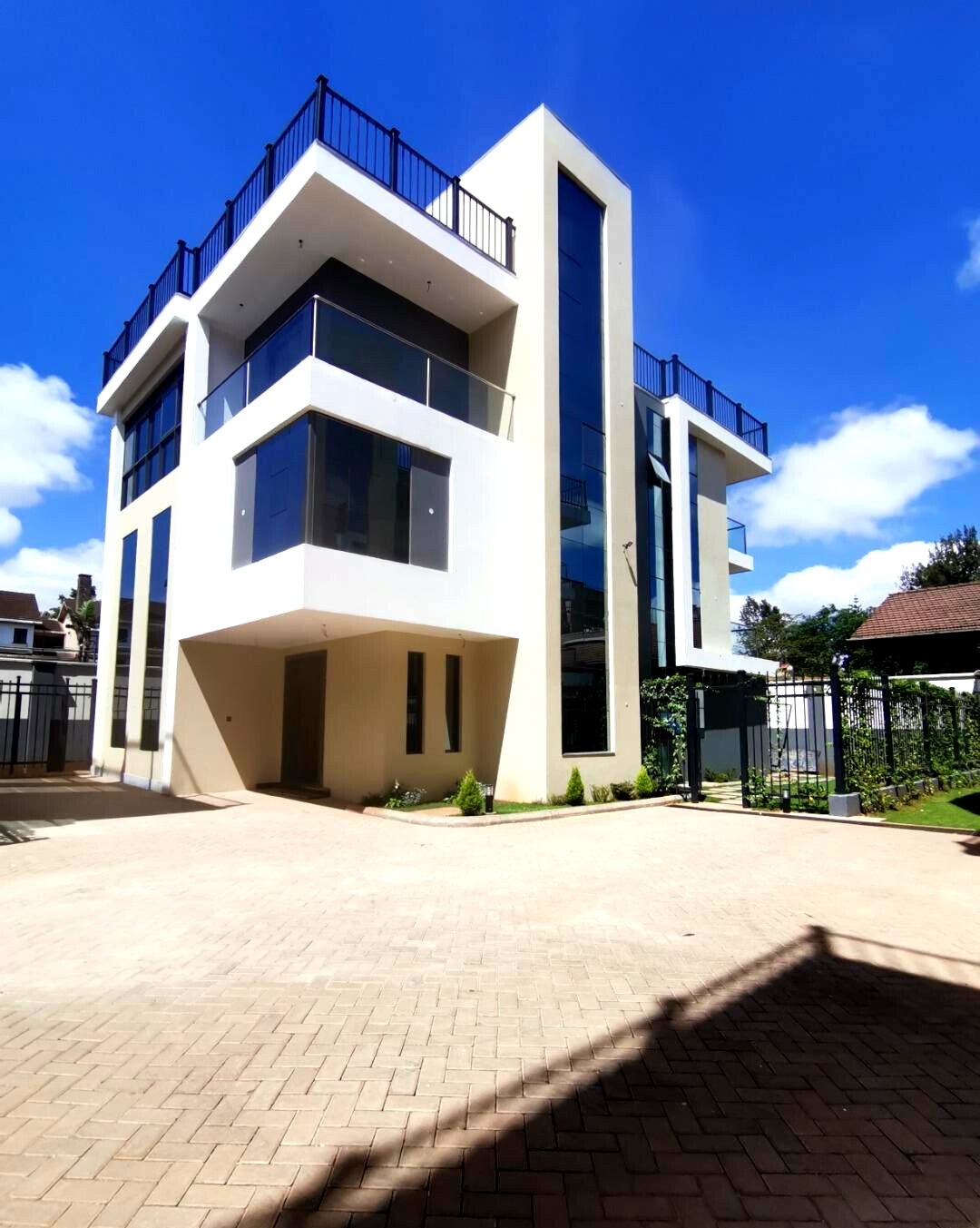 Brand New 6-Bed Townhouse with DSQ & Private Garden - Lavington
