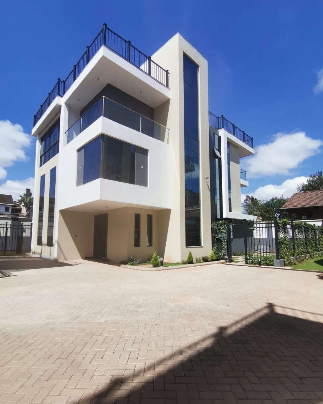 Brand New 6-Bed Townhouse with DSQ & Private Garden - Lavington