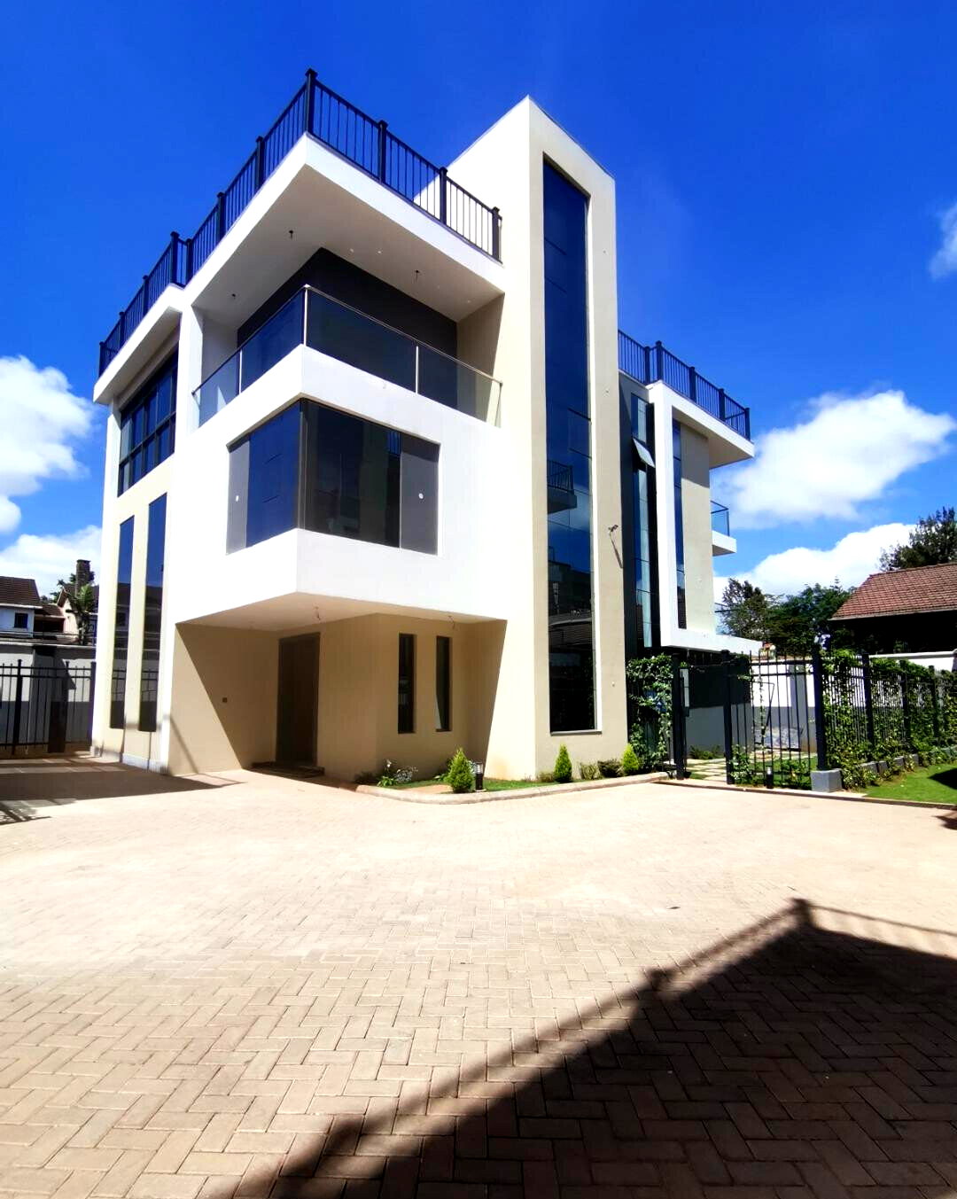 Brand New 6-Bed Townhouse with DSQ & Private Garden - Lavington