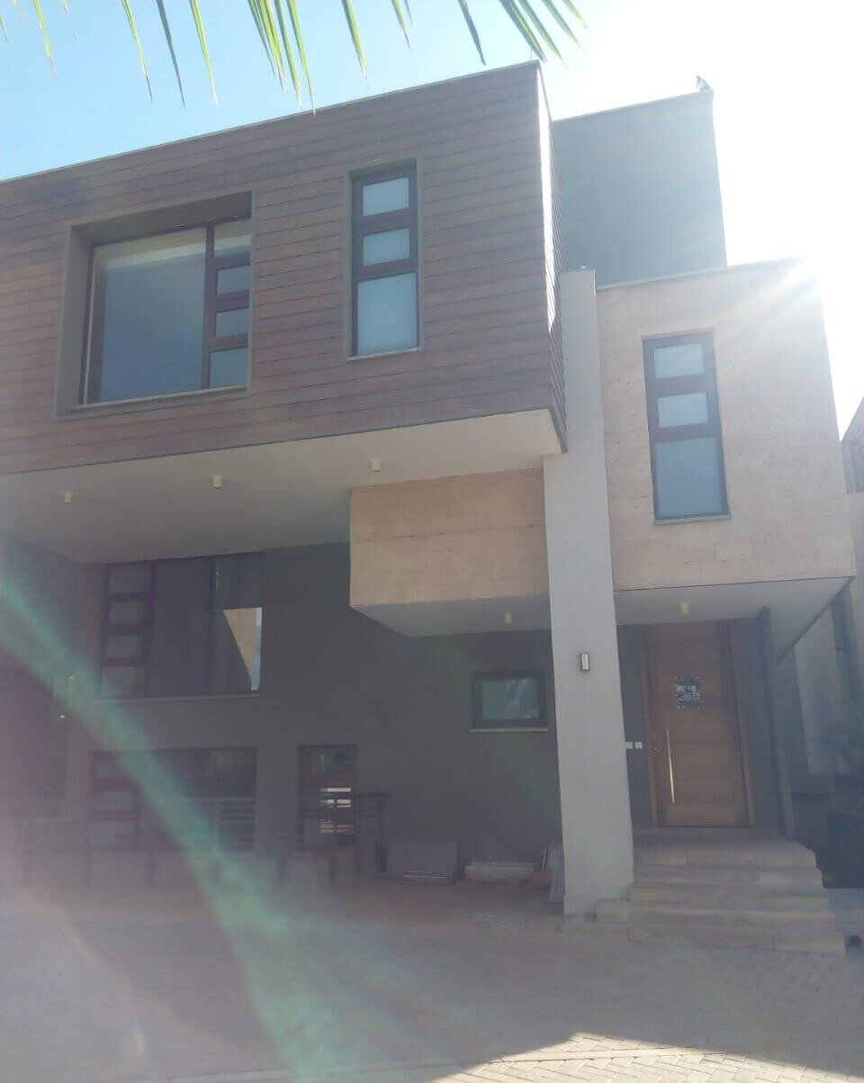 Spacious 4BR Townhouse with Backyard & Ample Parking - Lavington