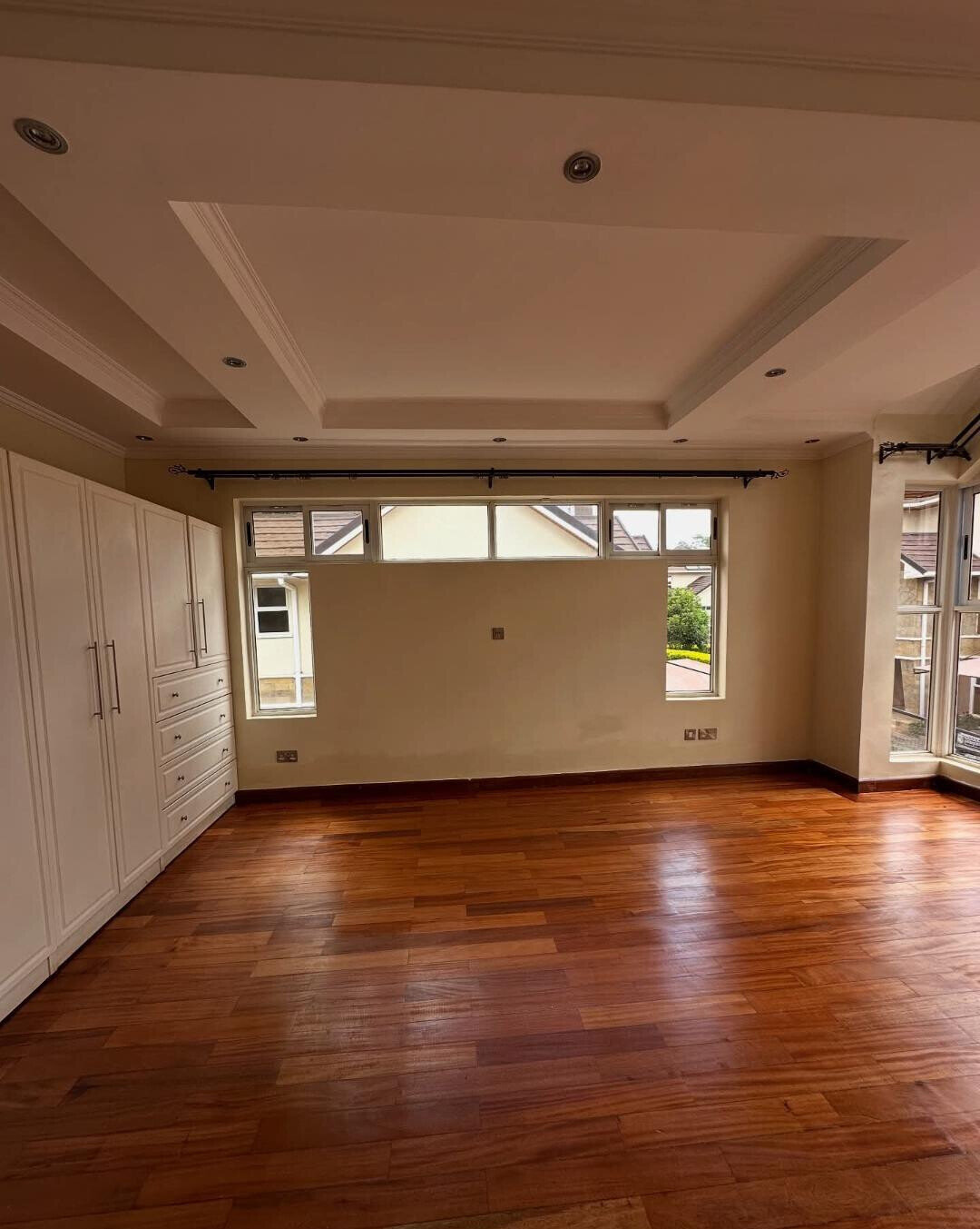 5-Ensuite Family Home with Fireplace & Garden - Lavington