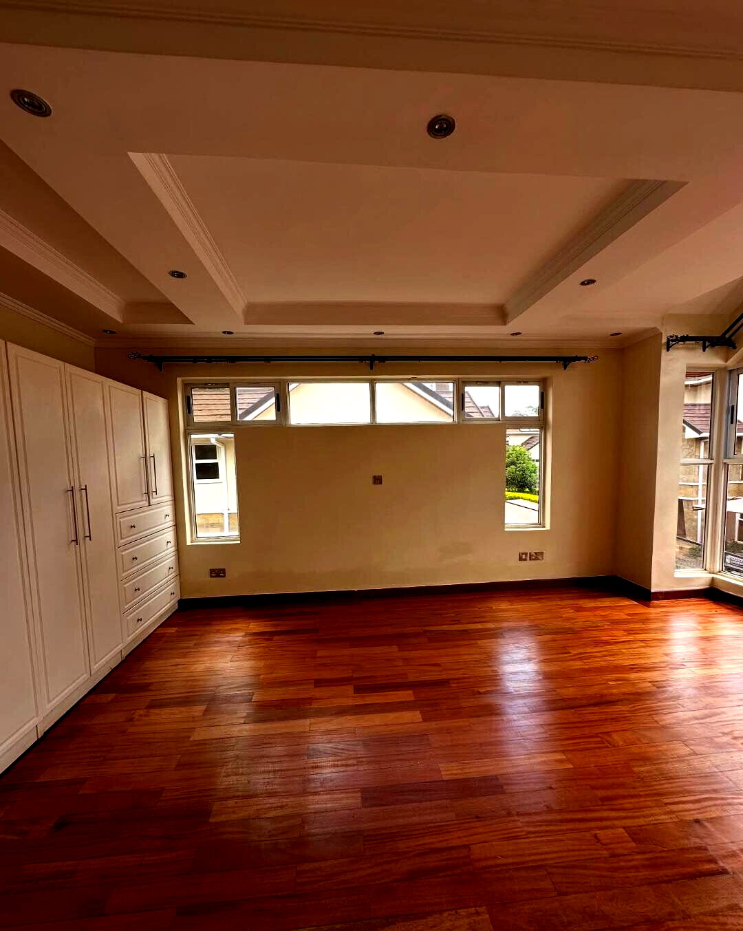 5-Ensuite Family Home with Fireplace & Garden - Lavington