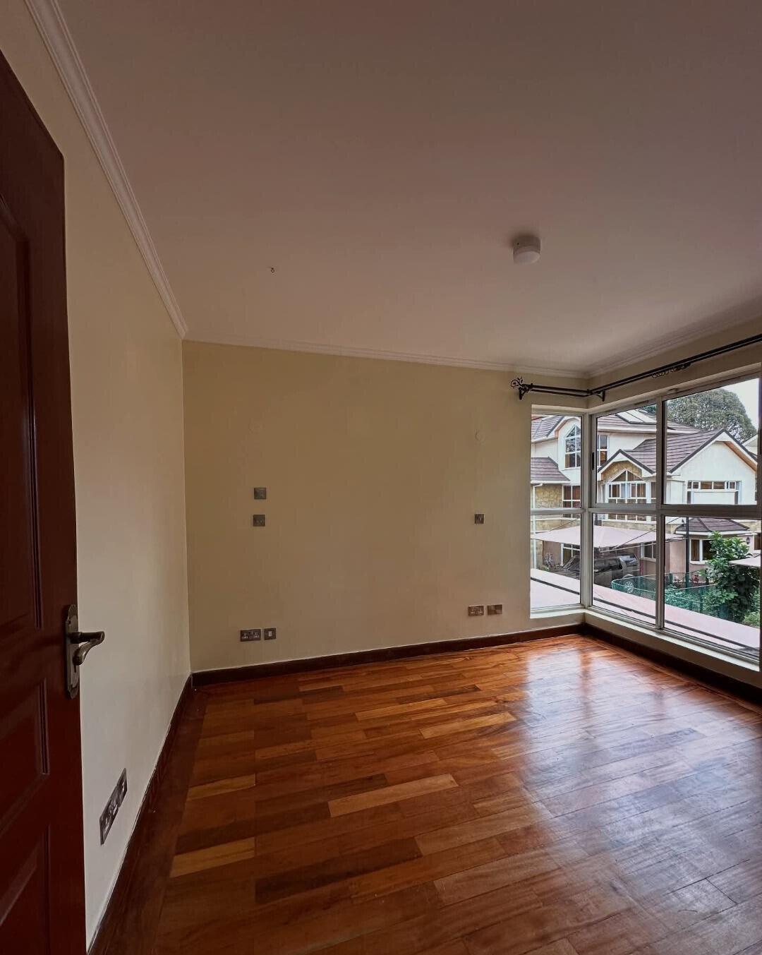 5-Ensuite Family Home with Fireplace & Garden - Lavington