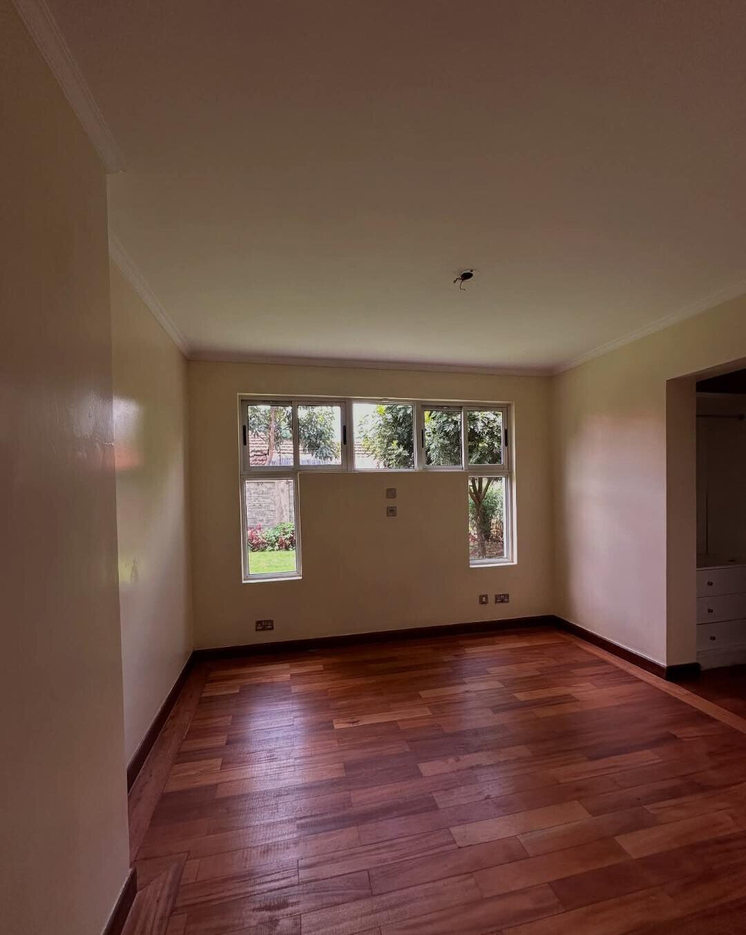 5-Ensuite Family Home with Fireplace & Garden - Lavington