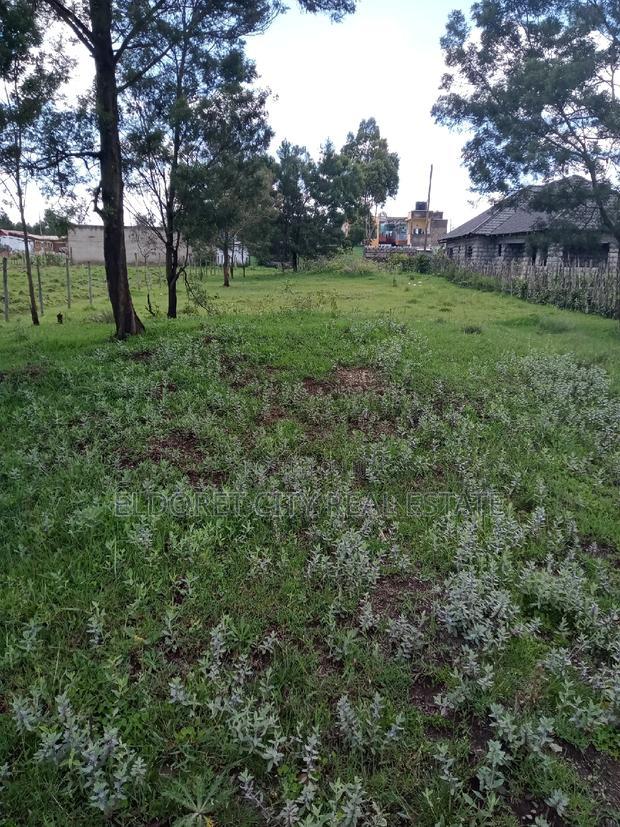 1/4 Plot Annex Rolyton With Title 200metres From Tarmac