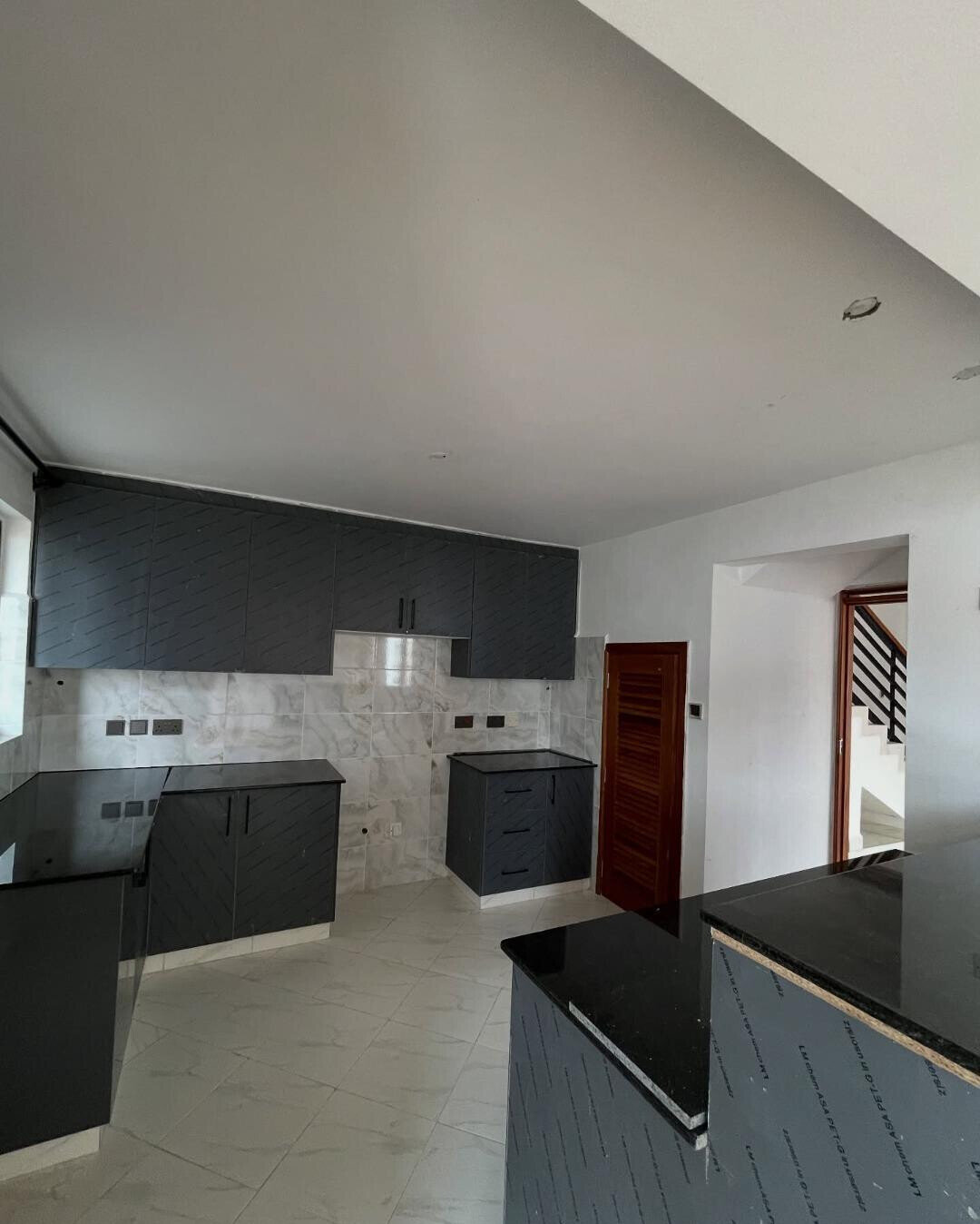 3BR Semi-Detached Maisonette with Private Garden & DSQ - Lukenya