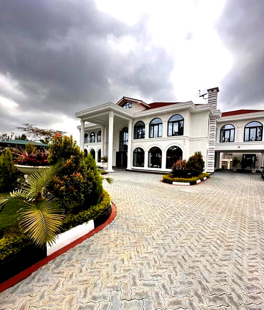 7-Ensuite White House Villa with DSQ & Gym – Karen