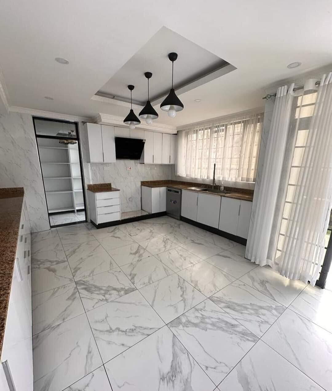 7-Ensuite White House Villa with DSQ & Gym – Karen