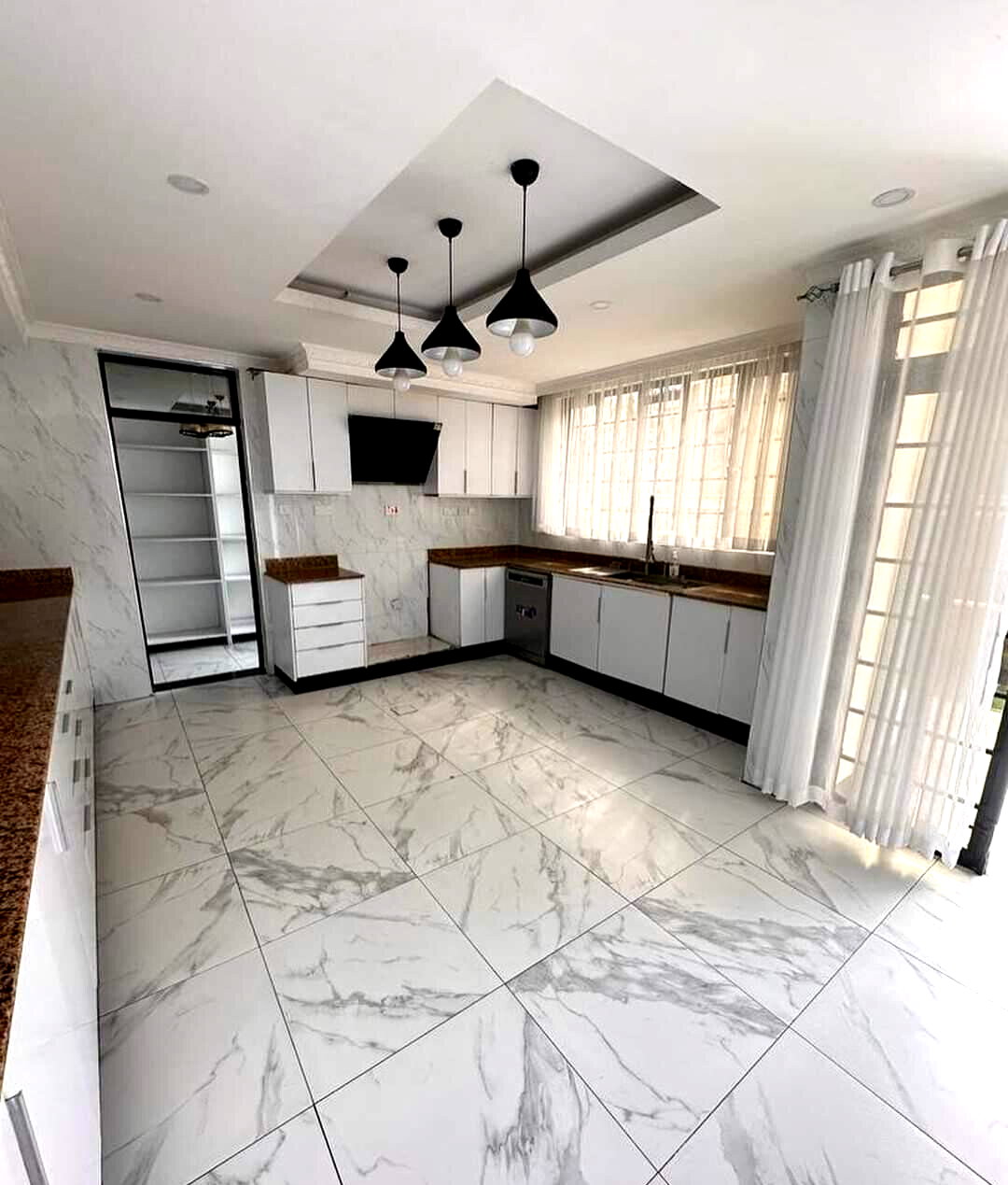 7-Ensuite White House Villa with DSQ & Gym – Karen