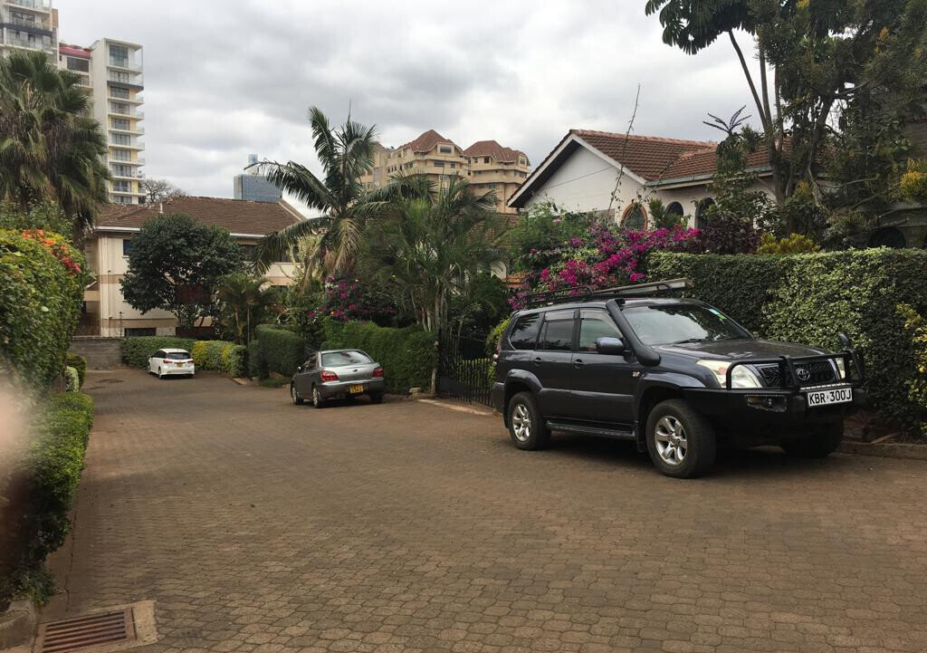 Private-Gate Townhouse with Garden & 3 Parking - Spring Valley