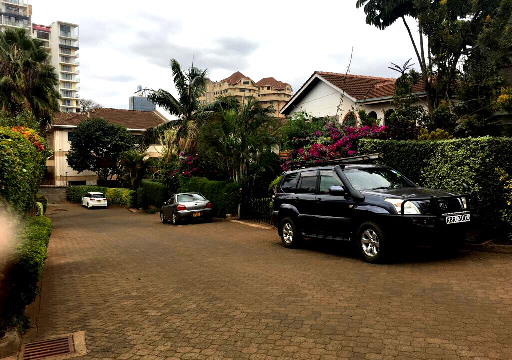 Private-Gate Townhouse with Garden & 3 Parking - Spring Valley