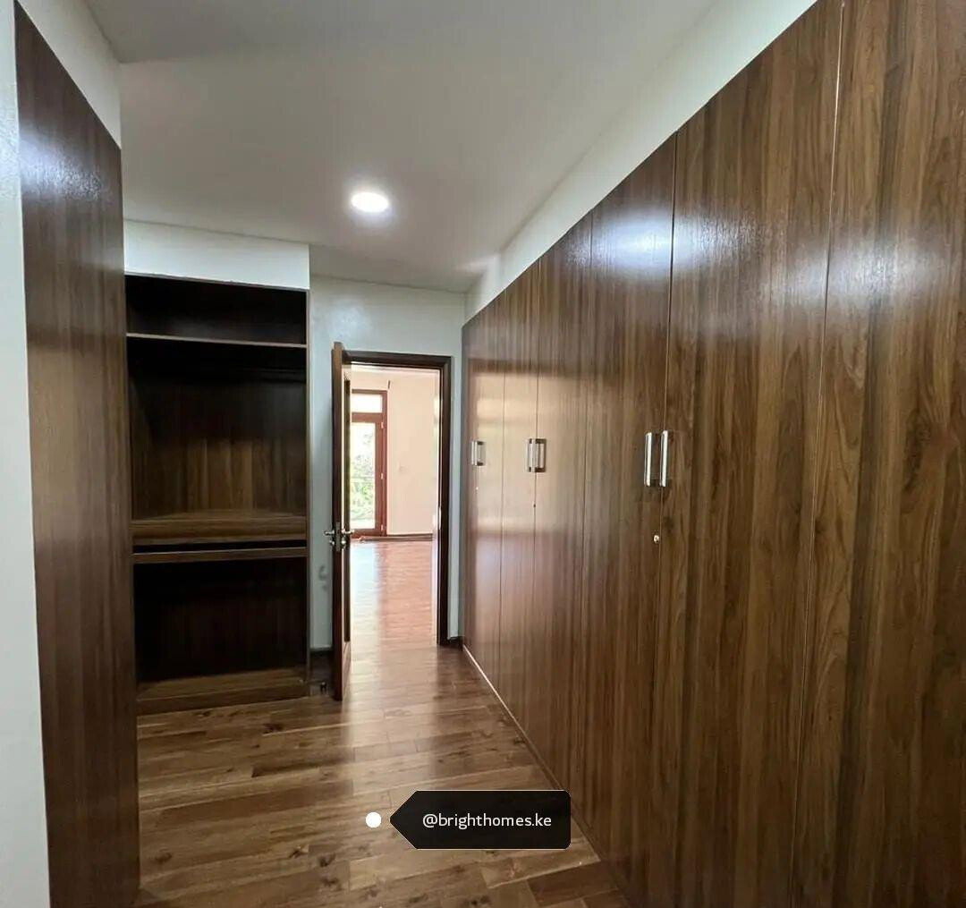 Modern 5-Ensuite Villa with DSQ & Front Garden - Lavington