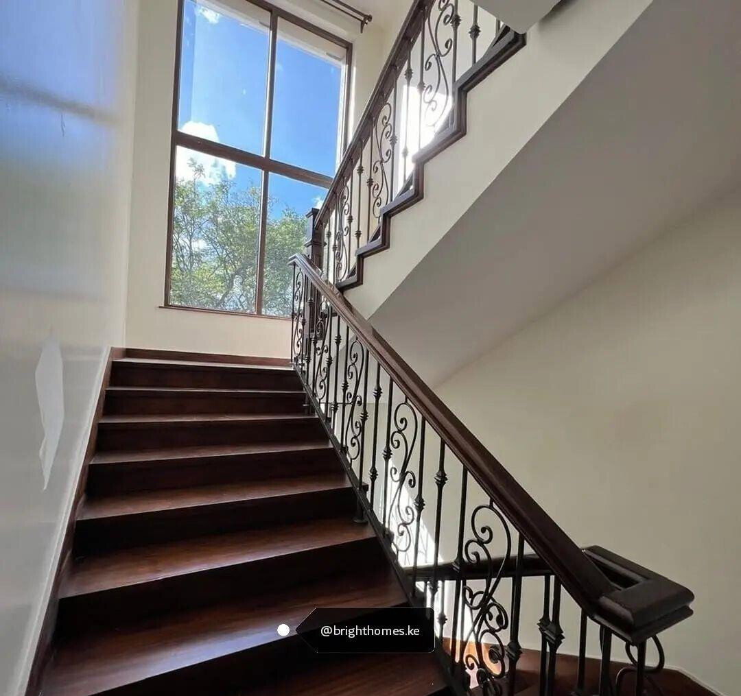 Modern 5-Ensuite Villa with DSQ & Front Garden - Lavington