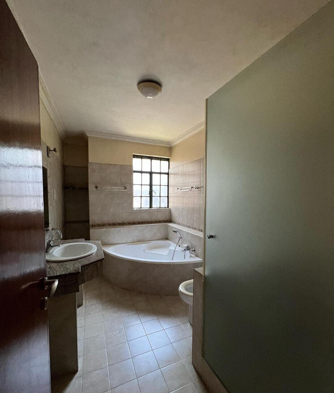 5-Ensuite Townhouse with Pool & Family Room - Lavington