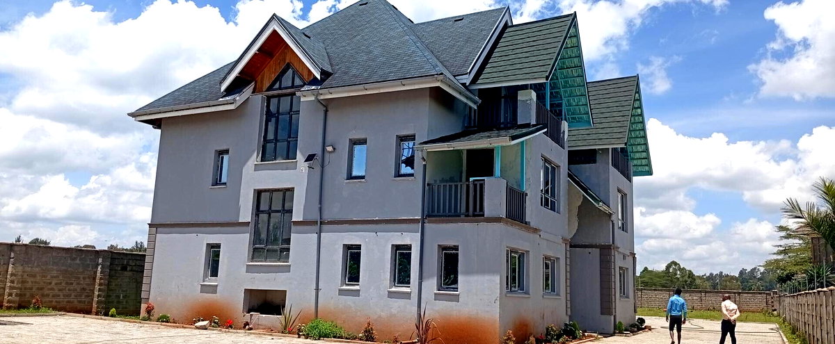 Half-Acre Townhouse with Sunken Living Room & Fireplace – Karen