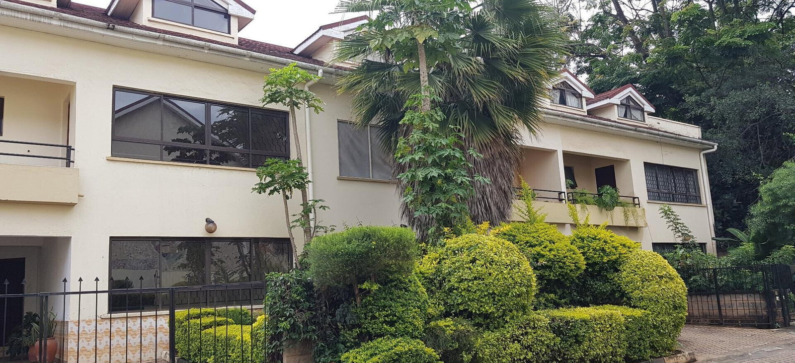 5-Ensuite Townhouse with Rooftop Terrace & DSQ - Lavington